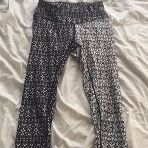 Black and white nike cropped leggings